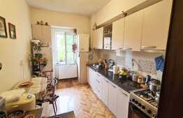 Apartament 3 camere, zona ultracentrala, cu parcare! Etaj intermediar! 