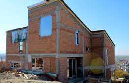 Cauti o casa cu design avantgardist si o panorama spectaculoasa in Dezmir?