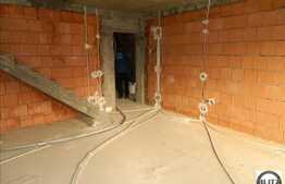 Apartament cu scara interioara, 4 camere, 98 mp utili. Zona usor accesibila!