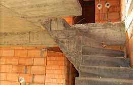 Apartament cu scara interioara, 4 camere, 98 mp utili. Zona usor accesibila!