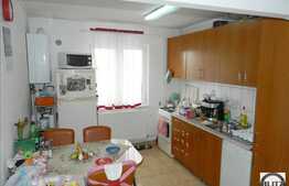 Apartament cu 3 camere decomandat in zona Pietei Hermes, boxa si parcare incluse