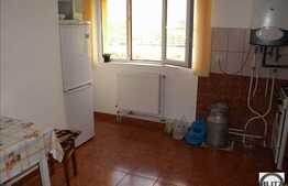 Vanzare apartament cu 3 camere, decomandat, cu loc de parcare si boxa la subsol