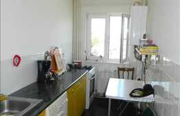 Vanzare apartament cu 3 camere, decomandat, cu loc de parcare si boxa la subsol