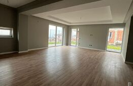 Apartament finisat in VORONET ,5 camere cu parcare si gradina in Vila