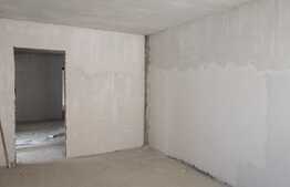 Apartament semifinisat cu 3 camere, gradina de aprox 100mp, parcare! Zona VIVO