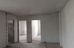 Apartament semifinisat cu 3 camere, gradina de aprox 100mp, parcare! Zona VIVO