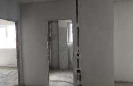 Apartament semifinisat cu 3 camere, gradina de aprox 100mp, parcare! Zona VIVO