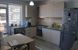 Apartament cochet de 3 camere si gradina 30 mp, loc de parcare, zona VIVO! 