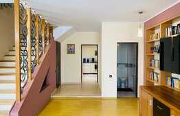 Casa, 240 mp utili, curte 180 mp, zona Piata 14 Iulie