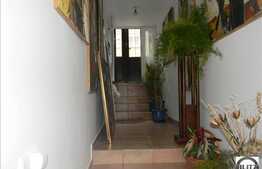 Vanzare apartament in vila cu 108 mp utili, curte interioara comuna de 160 mp.