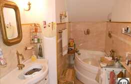 Vanzare apartament in vila cu 108 mp utili, curte interioara comuna de 160 mp.