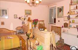 Vanzare apartament in vila cu 108 mp utili, curte interioara comuna de 160 mp.