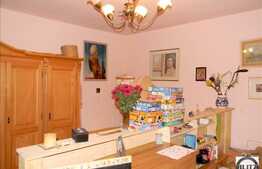 Vanzare apartament in vila cu 108 mp utili, curte interioara comuna de 160 mp.