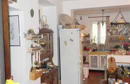 Vanzare apartament in vila cu 108 mp utili, curte interioara comuna de 160 mp.