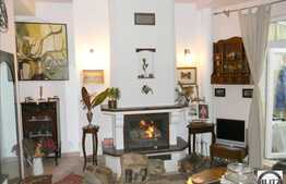 Vanzare apartament in vila cu 108 mp utili, curte interioara comuna de 160 mp.