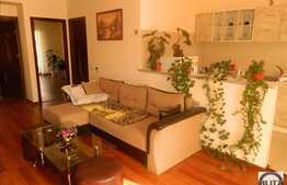 Apartament cu 3 camere de vanzare, 64 mp, zona Sub Cetate! Parcare!