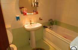 Apartament cu 3 camere de vanzare, 64 mp, zona Sub Cetate! Parcare!