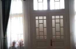 Blitz propune spre vanzare o proprietate cu istorie in Razboieni. Unica !!! 600 mp construiti, 6000 mp teren imprejmuit, 800 mp parcare iluminata/pavata