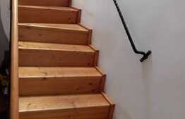 Blitz propune spre vanzare o proprietate cu istorie in Razboieni. Unica !!! 600 mp construiti, 6000 mp teren imprejmuit, 800 mp parcare iluminata/pavata