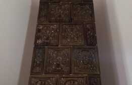 Blitz propune spre vanzare o proprietate cu istorie in Razboieni. Unica !!! 600 mp construiti, 6000 mp teren imprejmuit, 800 mp parcare iluminata/pavata