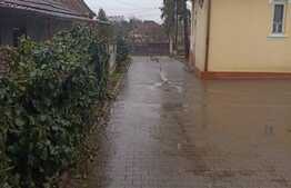 Blitz propune spre vanzare o proprietate cu istorie in Razboieni. Unica !!! 600 mp construiti, 6000 mp teren imprejmuit, 800 mp parcare iluminata/pavata