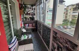 Etaj intermediar, expunere sudica, balcoane inchise, zona centrala