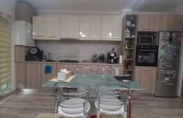 Etaj intermediar, expunere sudica, balcoane inchise, zona centrala