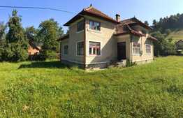 Teren cu casa boiereasca, 4000 mp, aproape de castelul Bran!