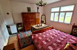 Casa boiereasca de 100 mp, 4000 mp teren, aproape de castelul Bran