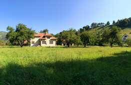 Casa boiereasca de 100 mp, 4000 mp teren, aproape de castelul Bran