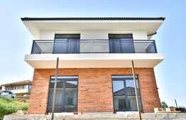 Casa 124 utili, 445 mp teren, panorama, utilititati, acces bus!