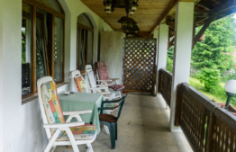 Pensiune de 570 mp, 14 camere cu bai proprii, teren de 2370 mp + anexe, Fundata, Brasov