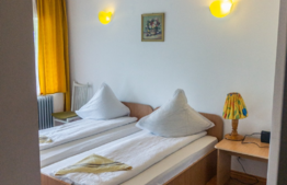 Pensiune de 570 mp, 14 camere cu bai proprii, teren de 2370 mp + anexe, Fundata, Brasov