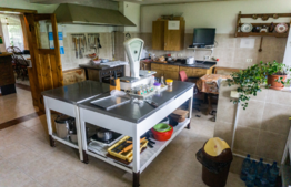 Pensiune de 570 mp, 14 camere cu bai proprii, teren de 2370 mp + anexe, Fundata, Brasov