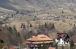 Pensiune de 570 mp, 14 camere cu bai proprii, teren de 2370 mp + anexe, Fundata, Brasov