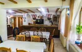 Pensiune de 570 mp, 14 camere cu bai proprii, teren de 2370 mp + anexe, Fundata, Brasov