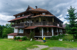 Pensiune de 570 mp, 14 camere cu bai proprii, teren de 2370 mp + anexe, Fundata, Brasov