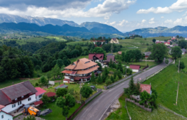 Pensiune de 570 mp, 14 camere cu bai proprii, teren de 2370 mp + anexe, Fundata, Brasov