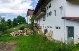 Pensiune de 570 mp, 14 camere cu bai proprii, teren de 2370 mp + anexe, Fundata, Brasov