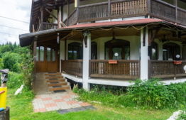 Pensiune de 570 mp, 14 camere cu bai proprii, teren de 2370 mp + anexe, Fundata, Brasov