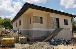 Casa individuala pe un nivel, 900 mp teren, 120 utili, la 13 km de centrul orasului!