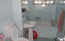 Apartament 3 camere, decomandat, 83 mp utili, boxa si loc parcare, zona Parang.