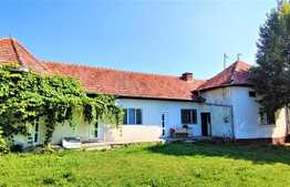 Esti in cautarea unei case de vacanta sau locuinta personala?? Iti propun: 4 camere, 250 metri suprafata construita, 1667 suprafata teren, Exterior Est