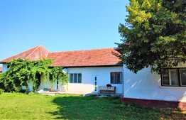 Esti in cautarea unei case de vacanta sau locuinta personala?? Iti propun: 4 camere, 250 metri suprafata construita, 1667 suprafata teren, Exterior Est