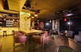 Spatiu alimentatie publica, amenajat ca bar lounge, zona centrala