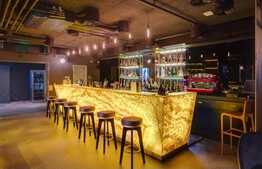 Spatiu alimentatie publica, amenajat ca bar lounge, zona centrala