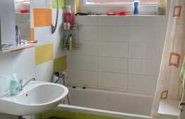 Apartament 2 camere, scara interioara, pod amenajat,parcare, zona Terra