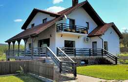 Casa superba 300 mp utili cu 2000 mp curte si 4287 mp livada, comuna Baciu!