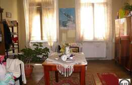 Vanzare apartament cu 3 camere + terasa 10 mp + cota parte pod