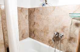 INVESTITIE! Apartament decomandat cu 1 camera, ultracentral, CT proprie, curte, 36 mp, zona Primariei